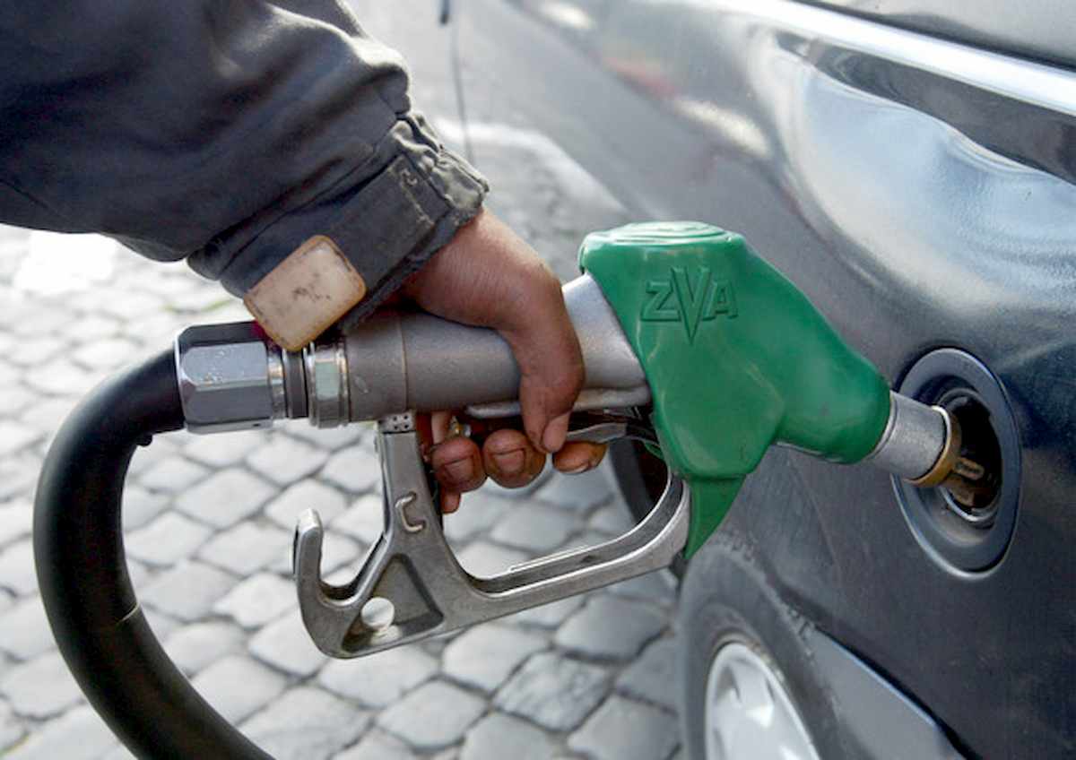 Benzina, in arrivo calo di 0,5-0,7 cent al litro. E' l'effetto coronavirus