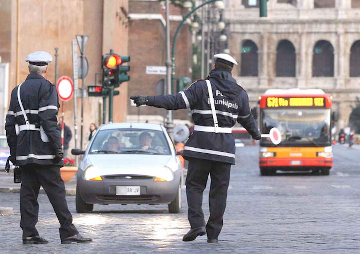 Roma, blocco auto anticipato al 1 marzo causa referendum. Ma ci sono le suppletive, già a rischio per il coronavirus