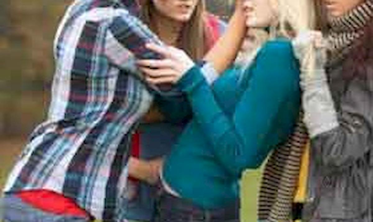 Bari, picchiano una coetanea e postano il video online. Denunciate due ragazzine di 13 e 14 anni