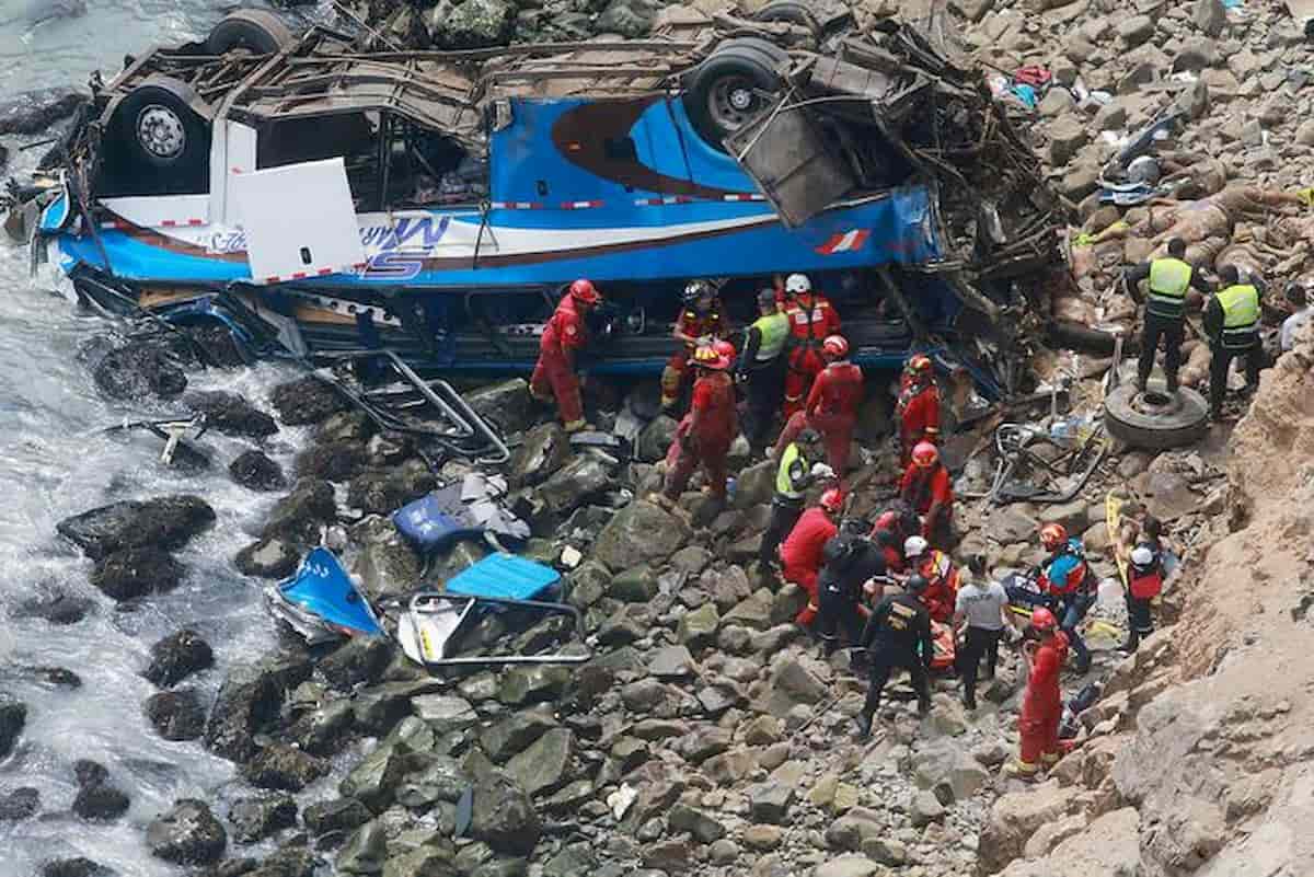 El Salvador, bus precipita in un burrone profondo 50 metri: 11 morti
