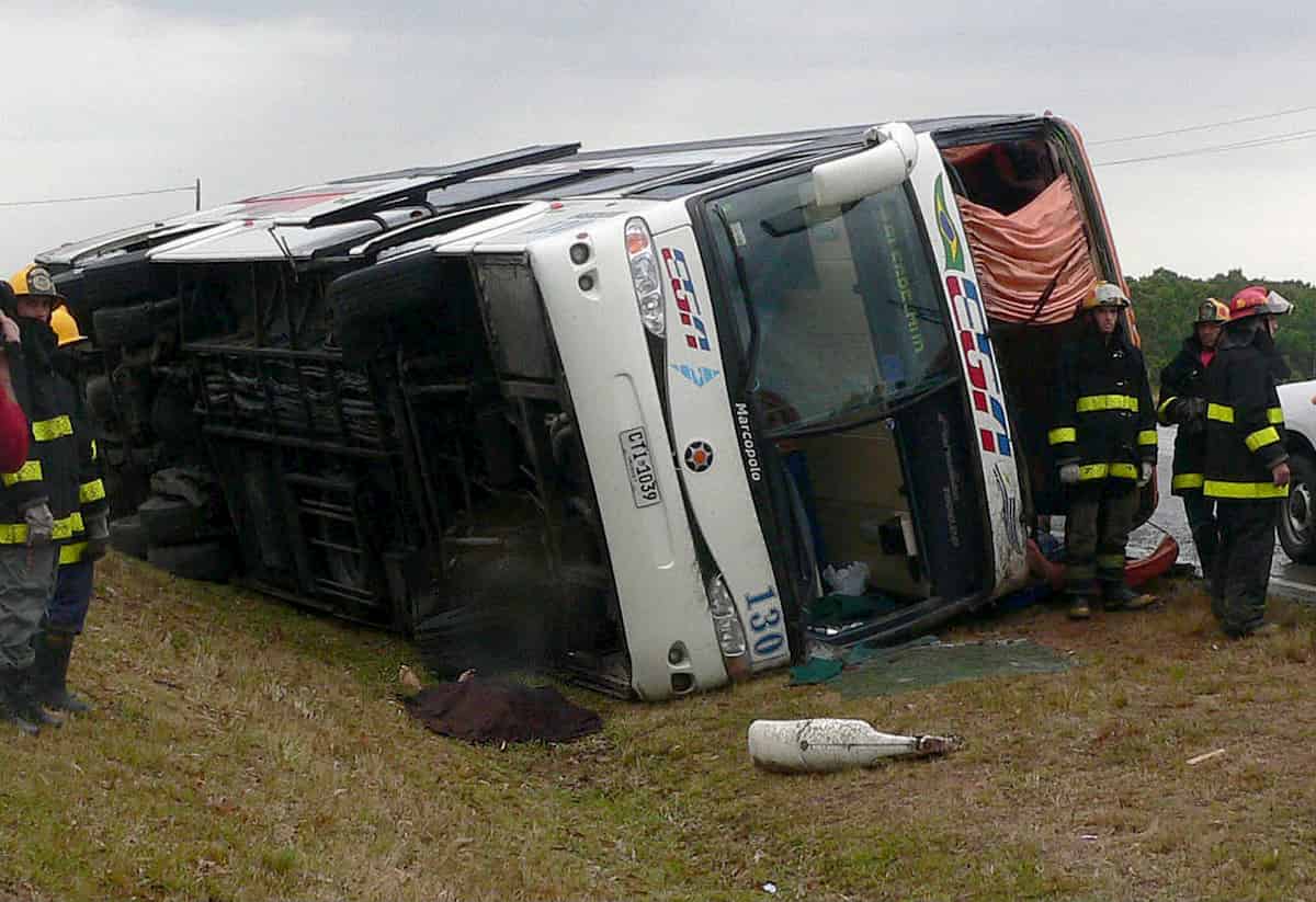 India, autobus si schianta contro camion in autostrada: 19 vittime