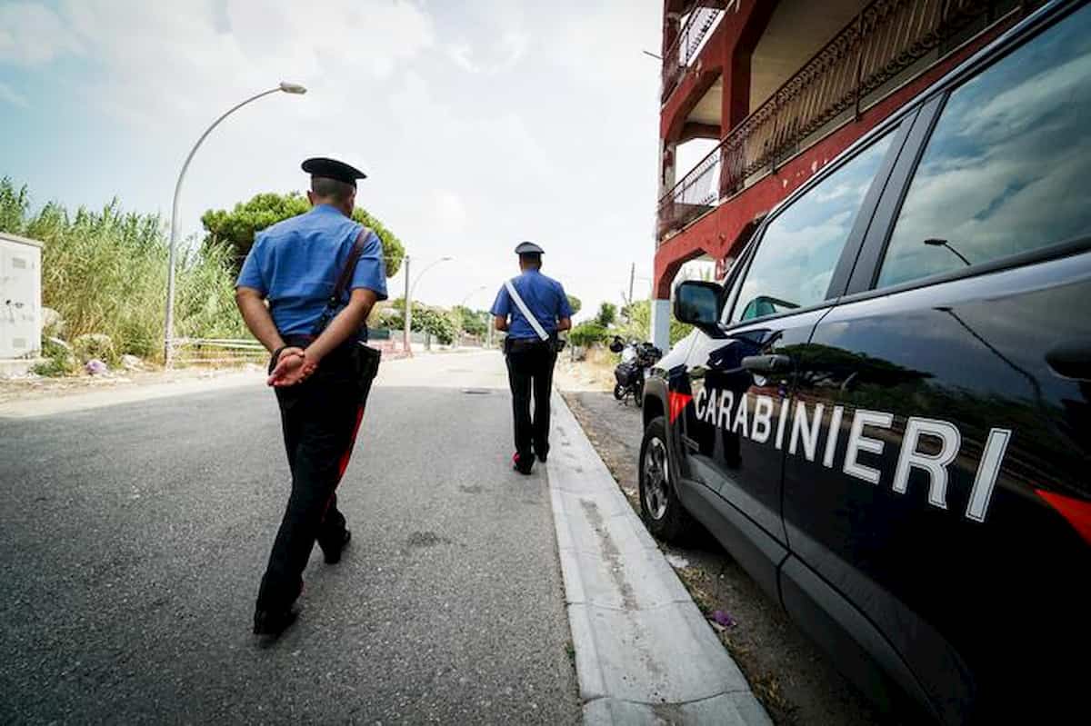 Ponte in Valtellina, gli ritirano la patente perché ubriaco. Entra in caserma e punta la pistola su carabiniere