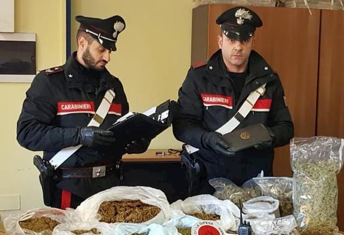Catania: a 4 anni aiuta mamma e nonna a nascondere droga. Sequestrati 5 kg di marijuana e 3 di hashish