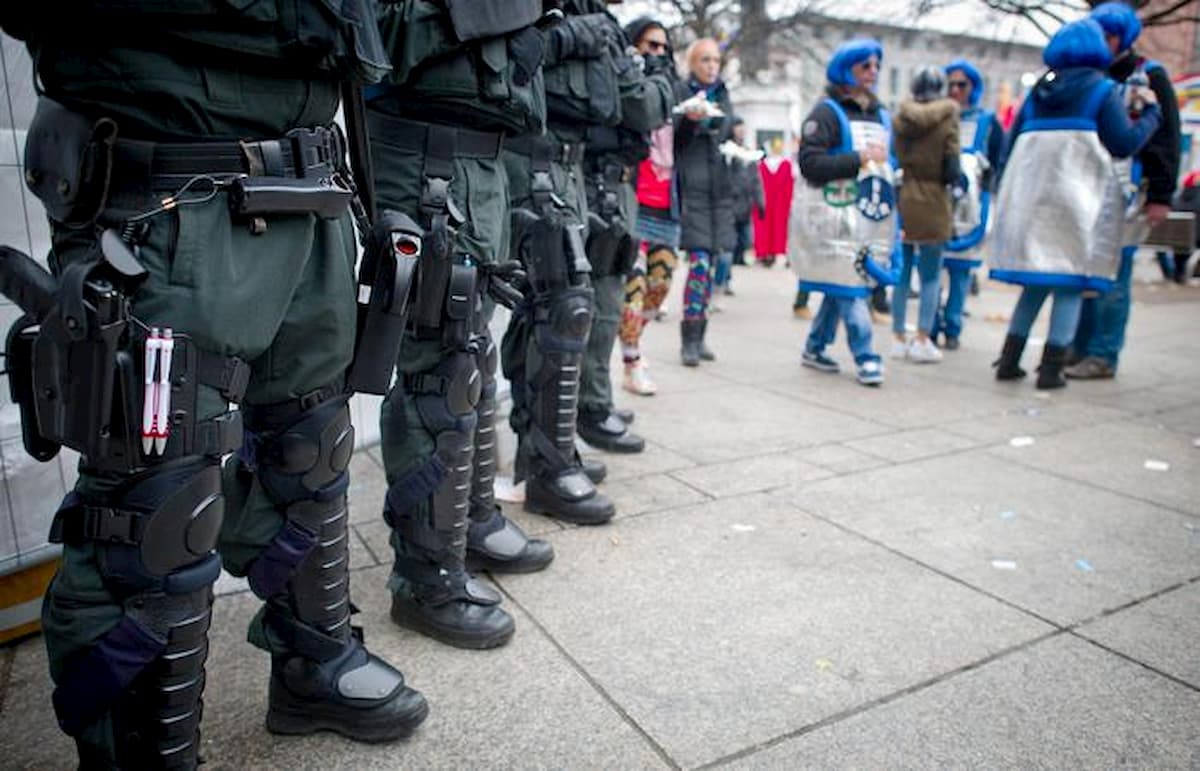Germania, auto contro il corteo di Carnevale: 15 feriti, anche bambini
