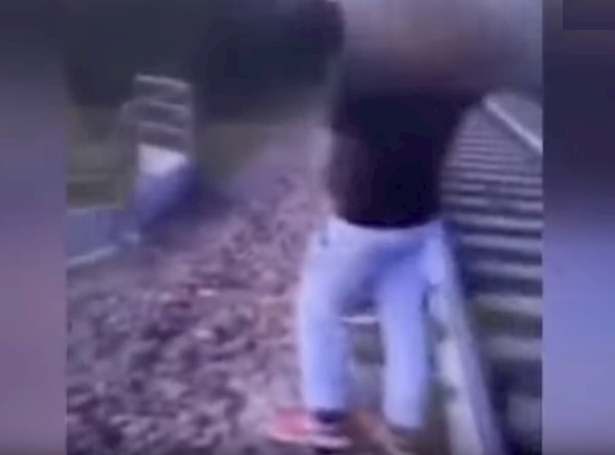 Carpi, selfie e sassi sui binari. E caricano video su WhatsApp: tre minorenni denunciati