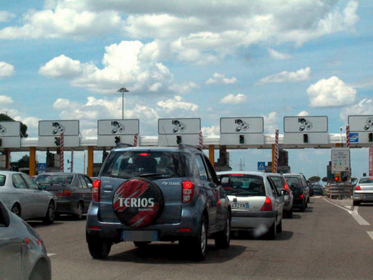 Autostrada Milano-Genova: i trucchi di 7 casellanti per intascare i pedaggi
