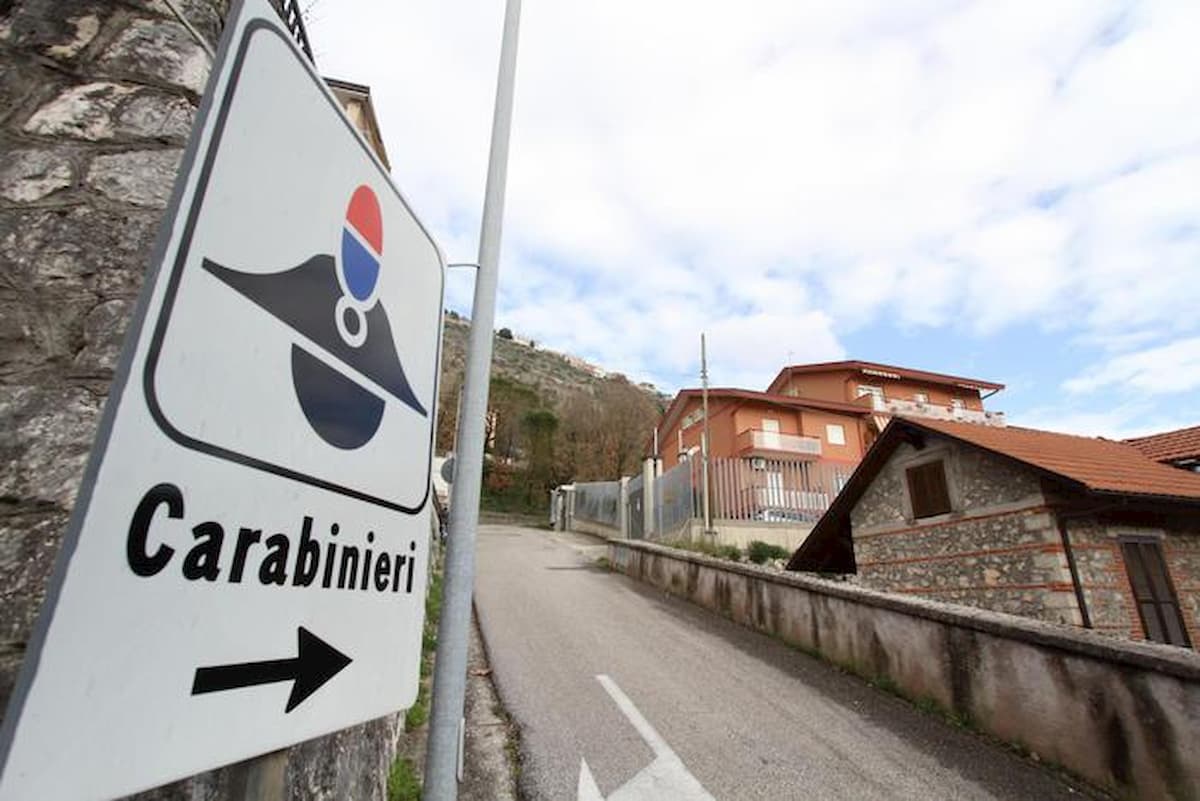 Monticelli d’Ongina, portato in caserma per un reato ruba 40 euro dal portafogli di un carabiniere