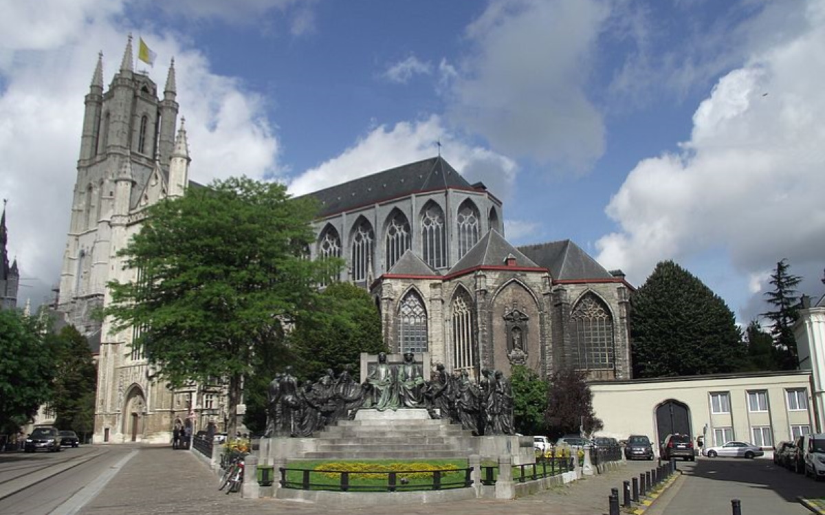 Cattedrale di San Bavone, ossa umane tra i muri a Gand