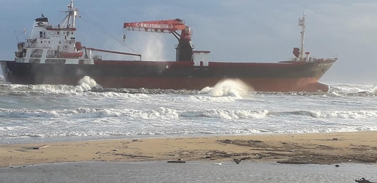Maltempo, chiatta marina si stacca dal rimorchiatore e si arena sugli scogli a Bari