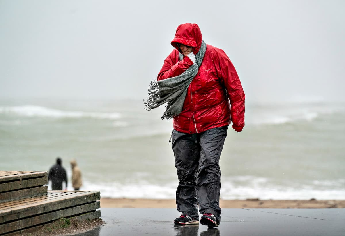 Tempesta Ciara in Nord Europa: Tour Eiffel chiusa, partite annullate, centinaia di voli cancellati