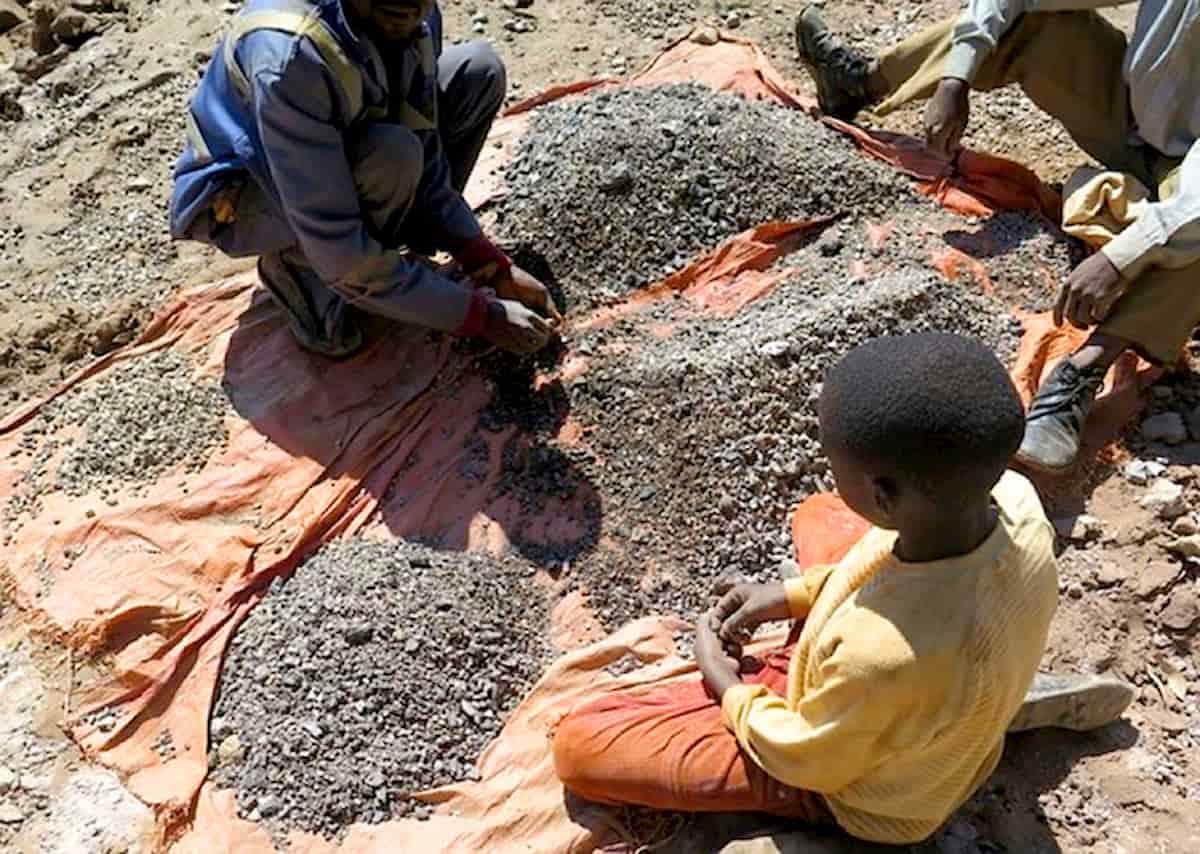 Tesla, l'addio definitivo al cobalto è vicino. Una materia prima sporca di sangue