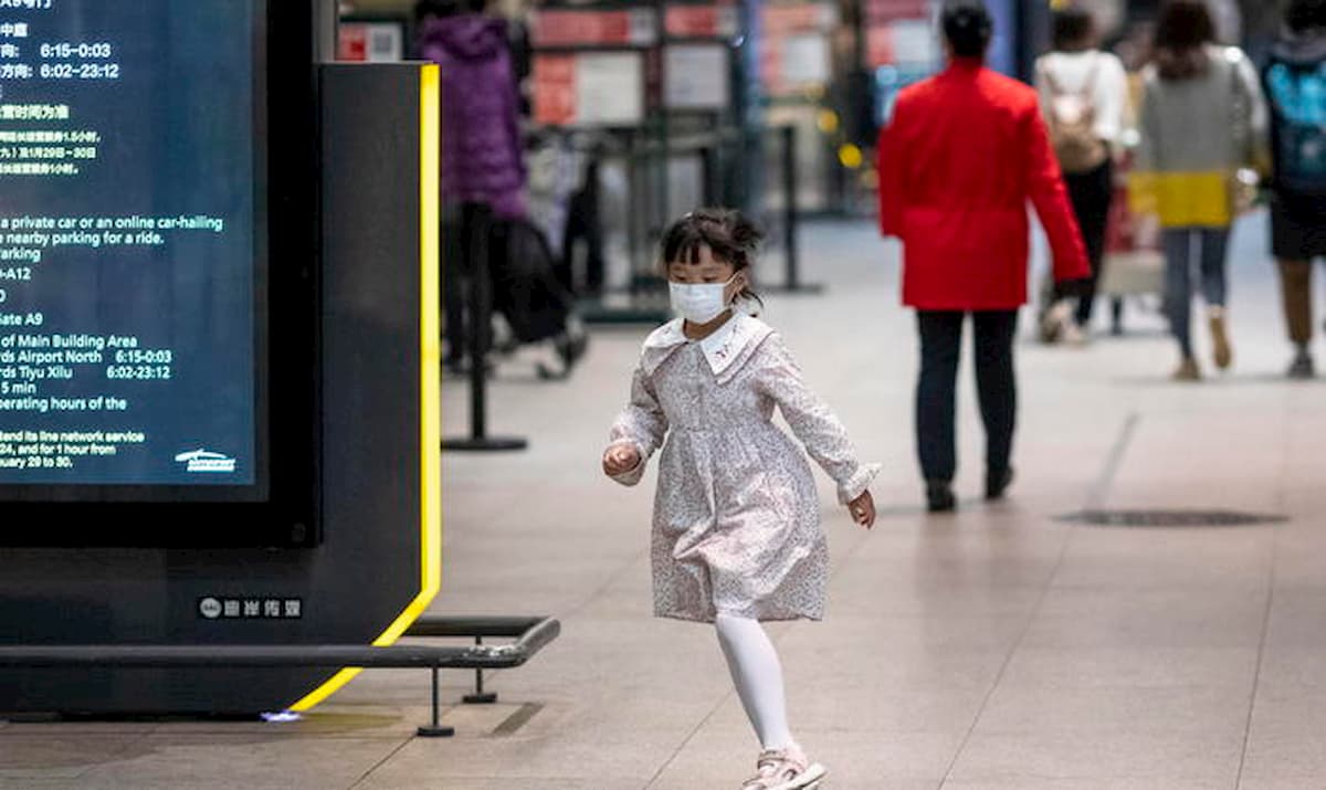 Coronavirus, i bagarini alla Stazione Termini a Roma: mascherine a 10 euro, scorte esaurite in farmacia