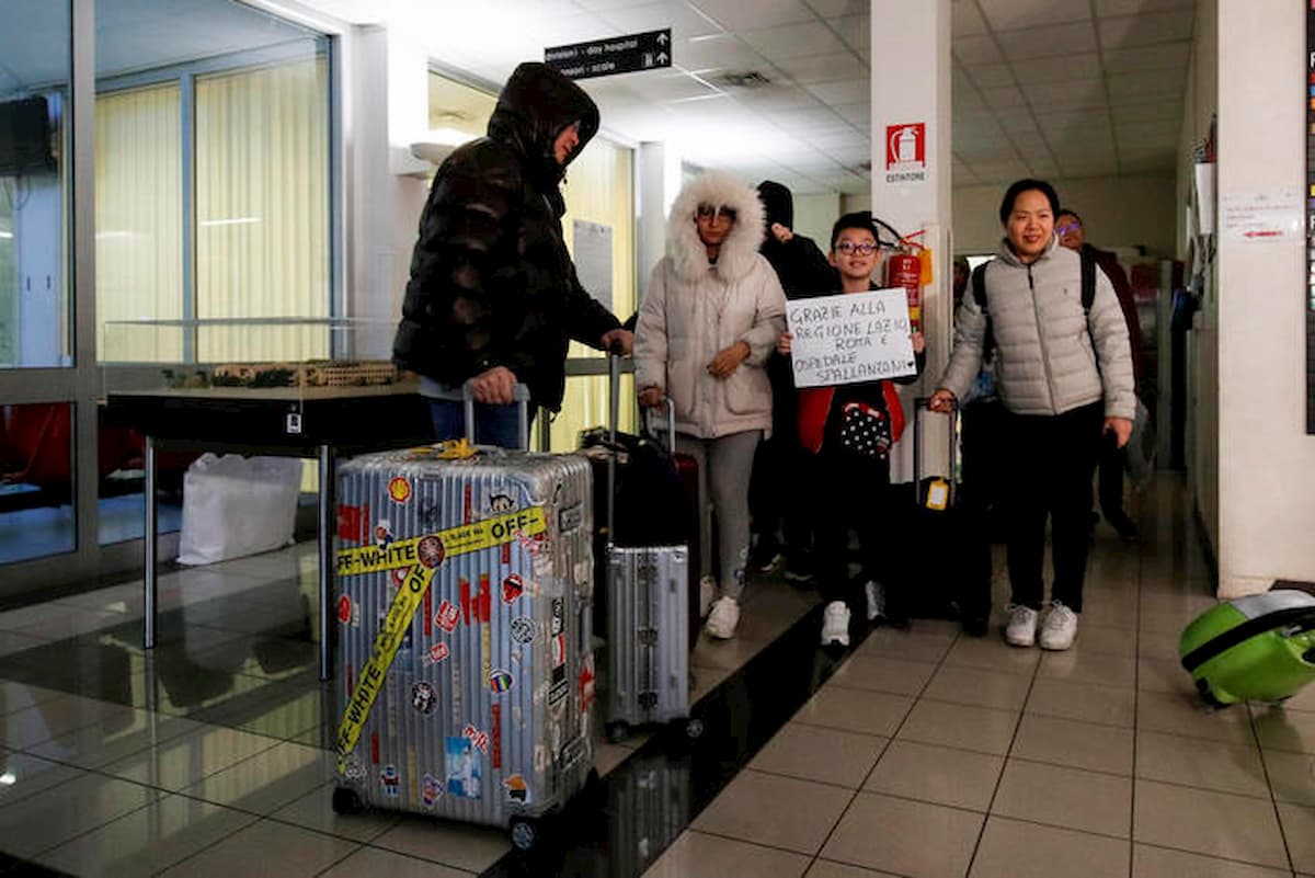 Coronavirus, l'ambasciata protesta: "Stop aggressioni ai cinesi in Italia". E Niccolò testa a Wuhan