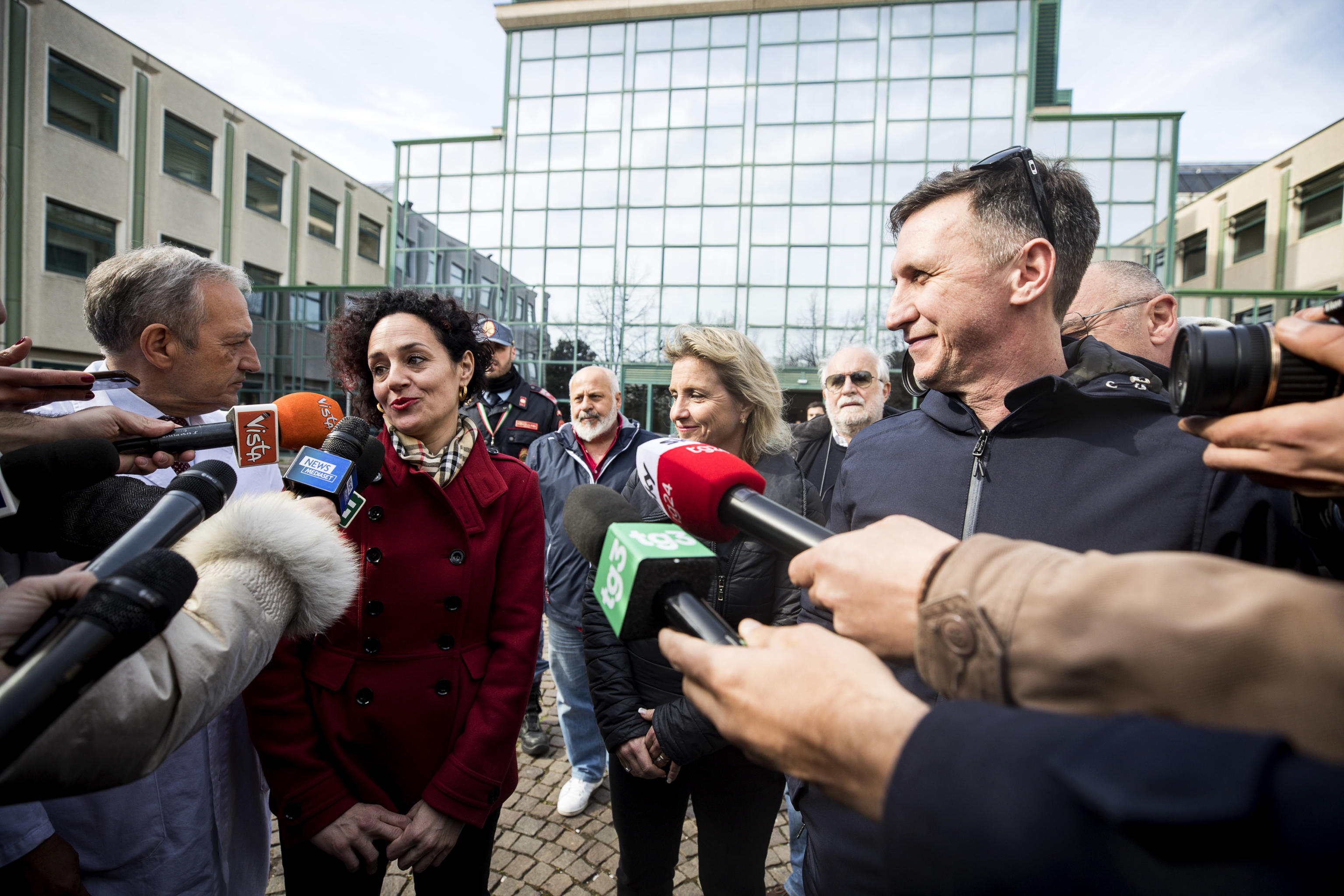 Coronavirus, Niccolò torna a casa. Genitori felici lo riabbracciano