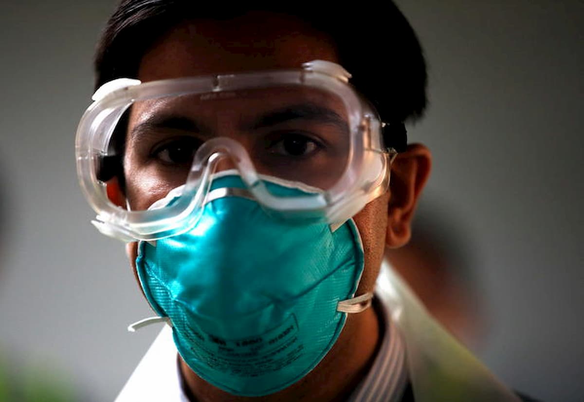 Coronavirus, la trincea dei medici eroi: senza protezioni, senza mangiare o andare in bagno. A Wuhan 500 contagiati