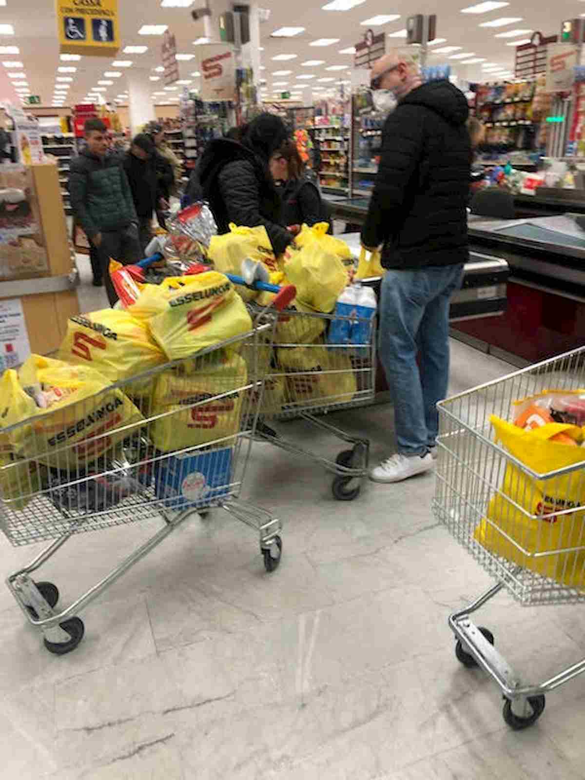 Coronavirus, psicosi a Milano: scaffali vuoti, cassa: saliva, niente maschere 02