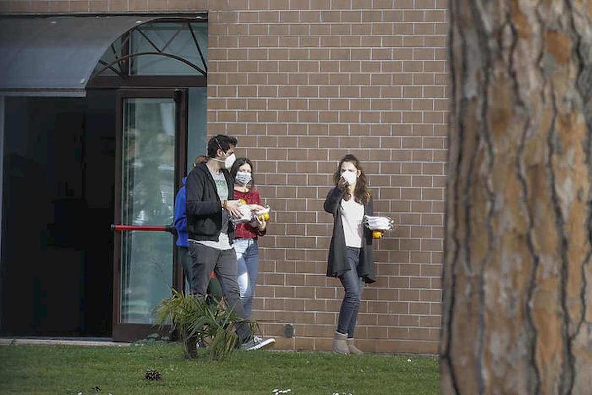 Coronavirus: perché l'italiano non era positivo al primo test? Altri 14 giorni di quarantena per gli altri