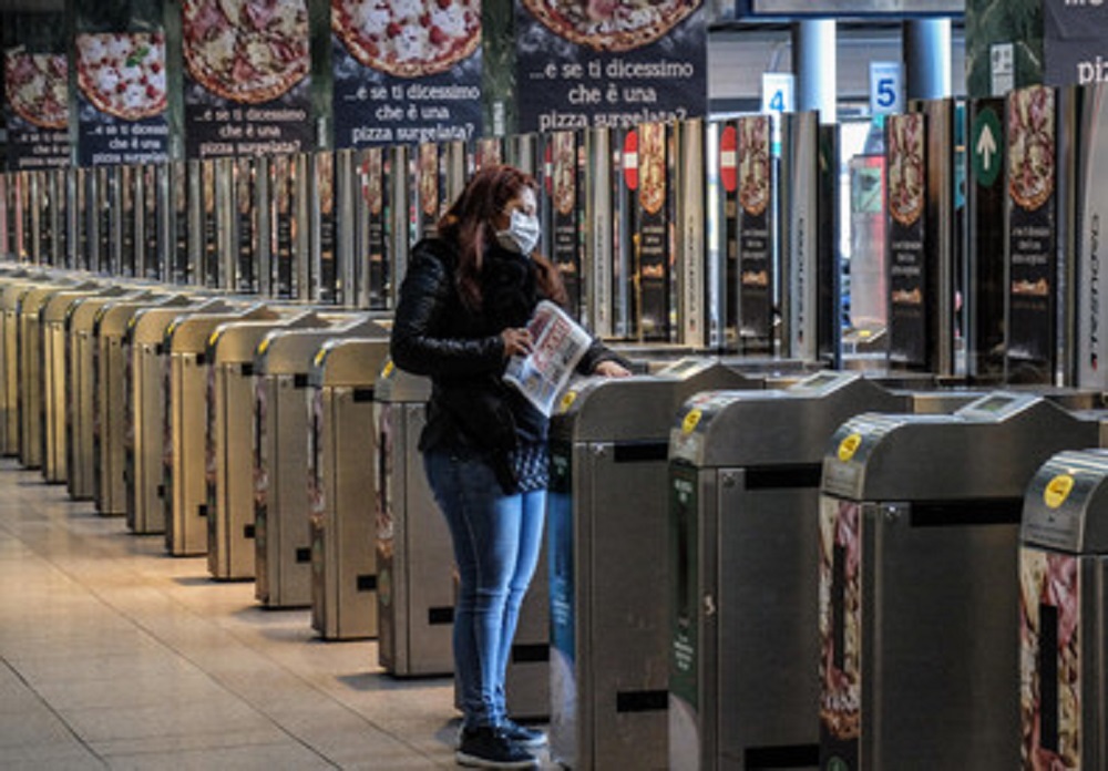 Coronavirus, gli errori e gli orrori: mascherina, mani e spacciatori dei disinfettanti