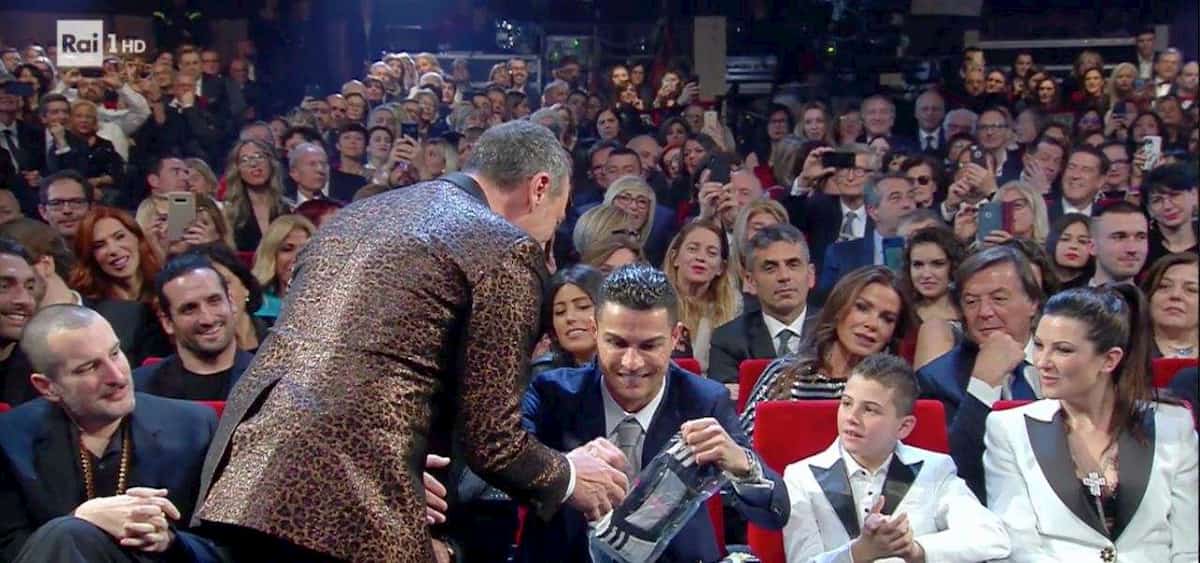 Sanremo 2020, Cristiano Ronaldo regala la maglia della Juve ad Amadeus