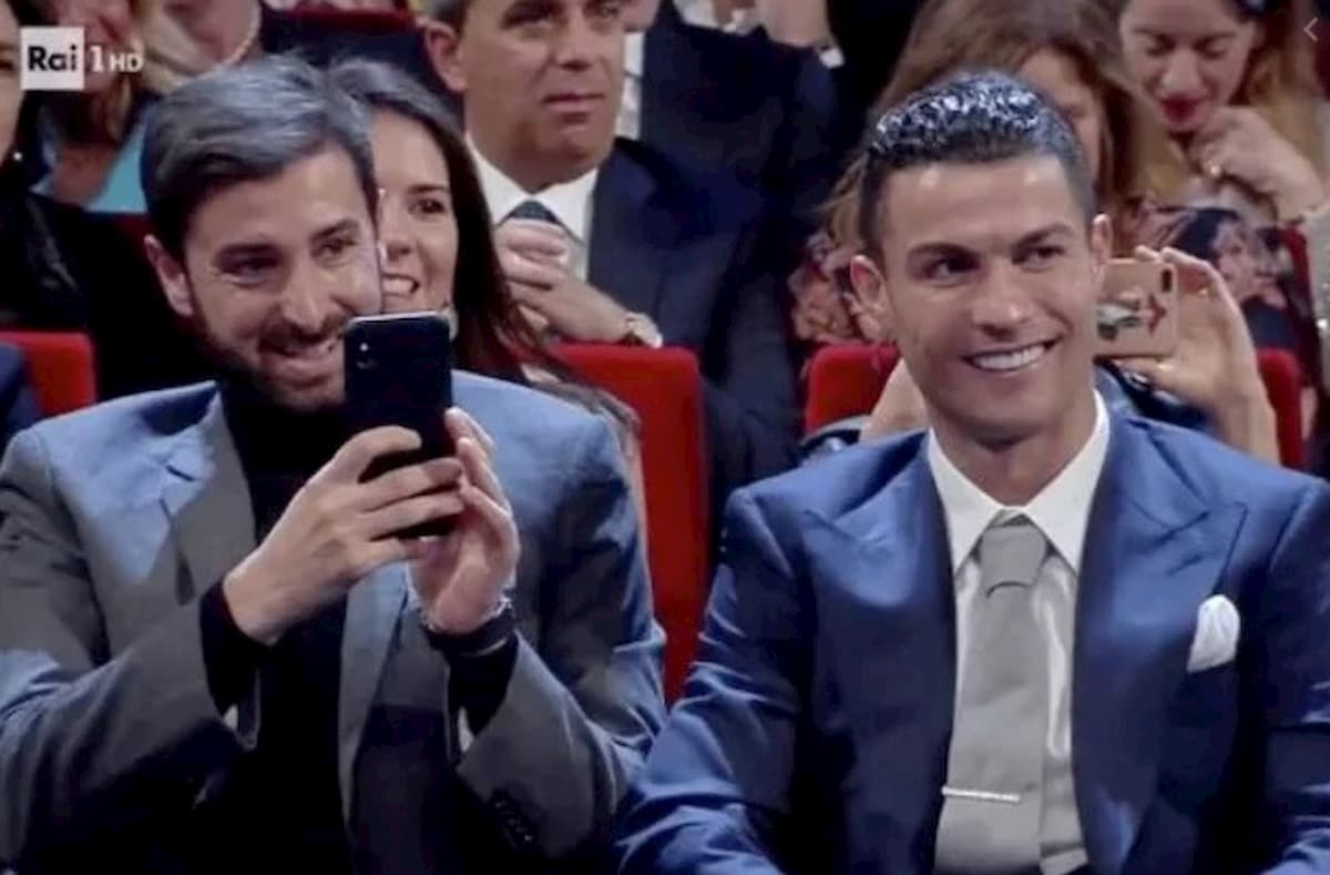 Sanremo 2020, chi è l'uomo seduto vicino a Cristiano Ronaldo?