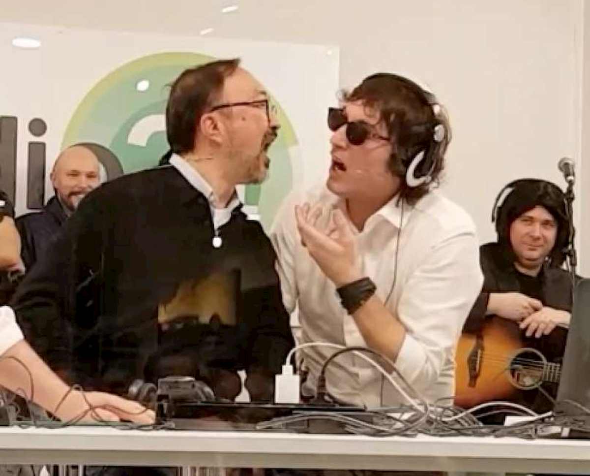 La Zanzara non teme il coronavirus: Cruciani bacia sulla bocca il consigliere di Prato Wong