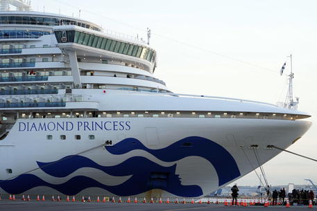 Coronavirus, fatti scendere i passeggeri della Diamond Princess. Primo caso in Africa subsahariana: un italiano in Nigeria
