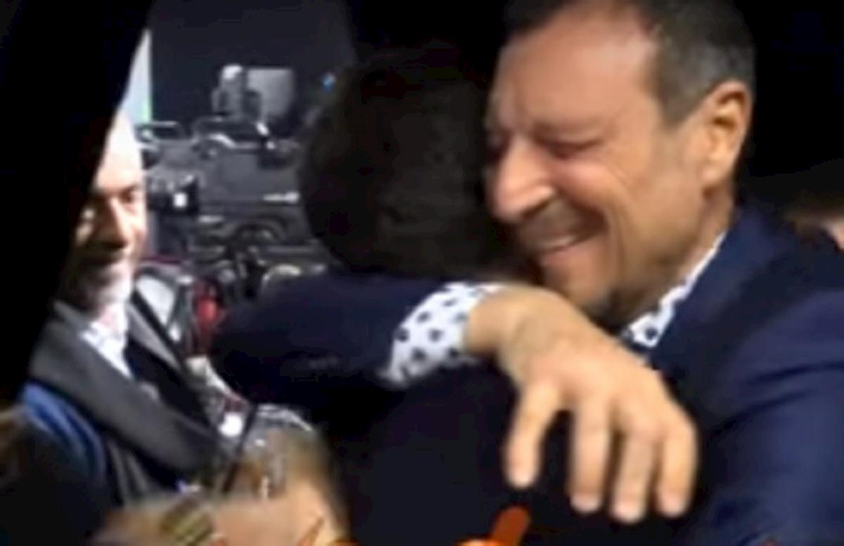 Diodato, bacio a sorpresa ad Amadeus durante l'intervista