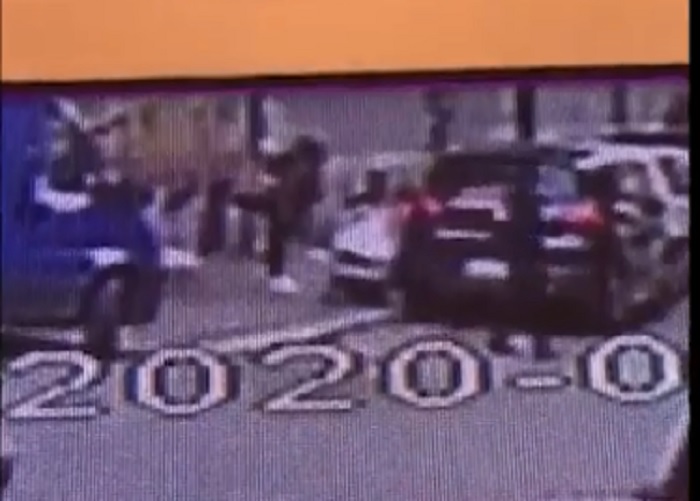 donna incappucciata termini