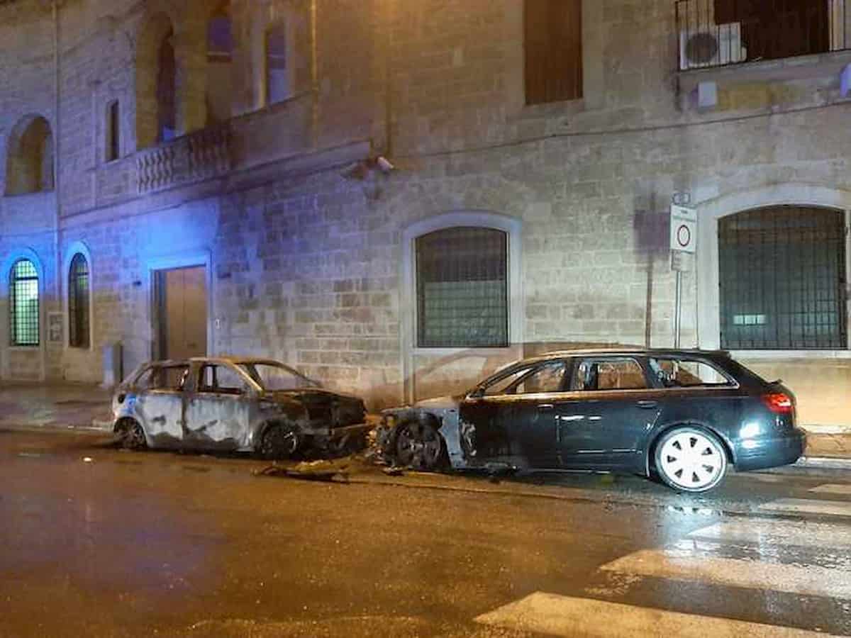 Gioia del Colle, attentato contro i carabinieri: in fiamme due auto
