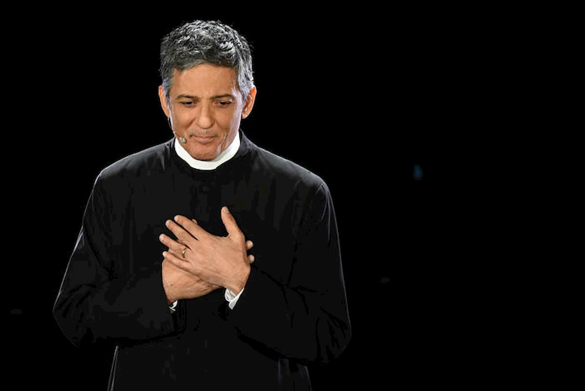 Sanremo 2020. Apre Fiorello vestito da Don Matteo: "Uno dei pochi Matteo che funzionano in Italia..."