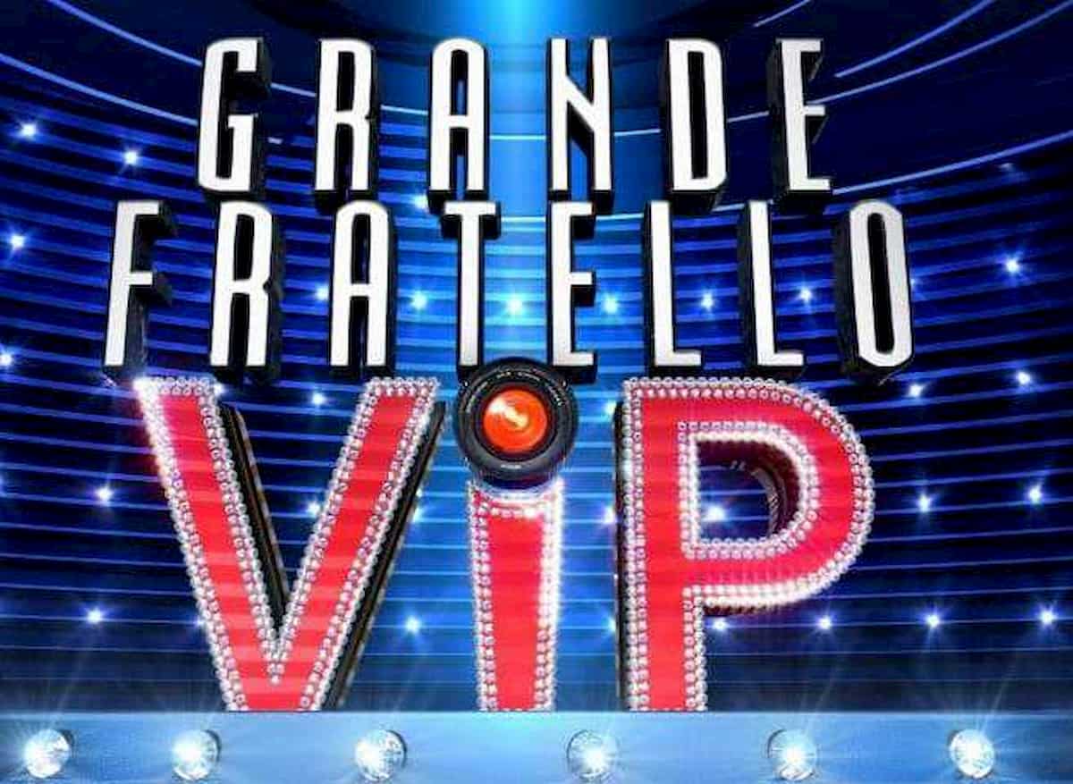 Grande Fratello Vip, notte di passione tra Clizia e Paolo. Ma la regia "censura"