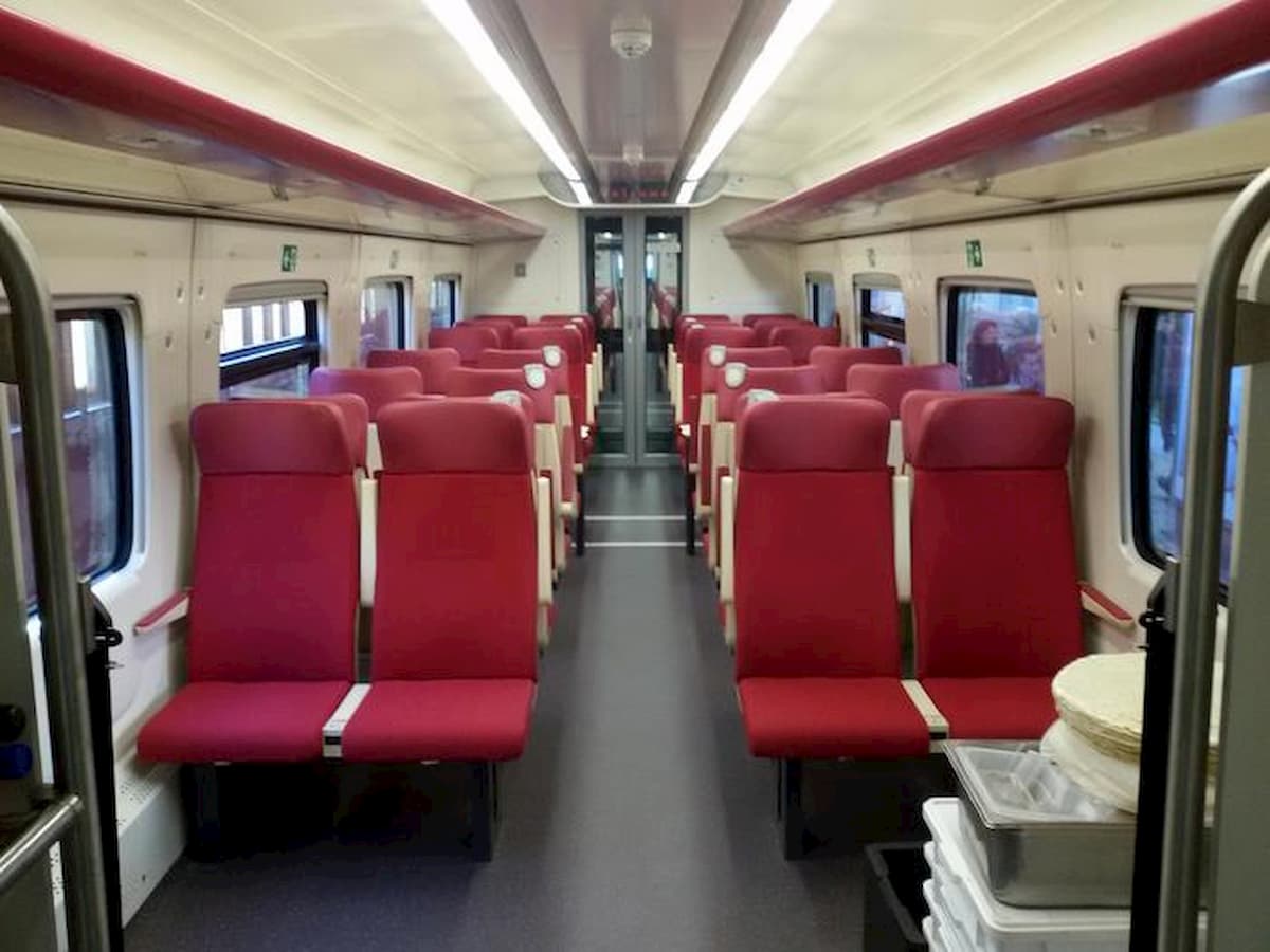 Coronavirus, Trenitalia rimborsa chi rinuncia a viaggiare. Sui treni disinfettanti e mascherine a personale
