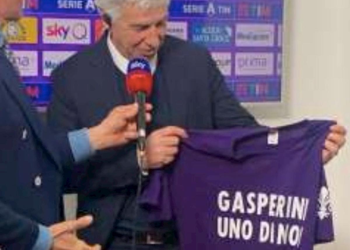 Fiorentina, tifosi con maglietta "Gasperini uno di noi". Il tecnico dell'Atalanta: "Sfottò ok, insulti no"