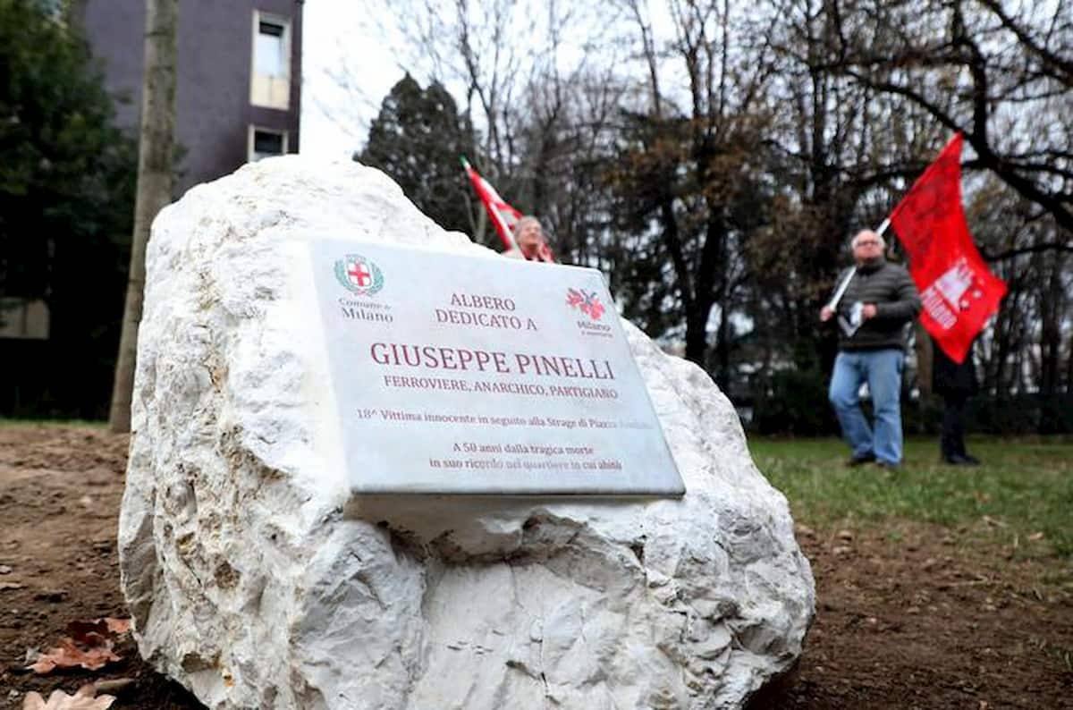 Milano: spaccata e sfregiata la targa dedicata a Giuseppe Pinelli a 50 anni da Piazza Fontana