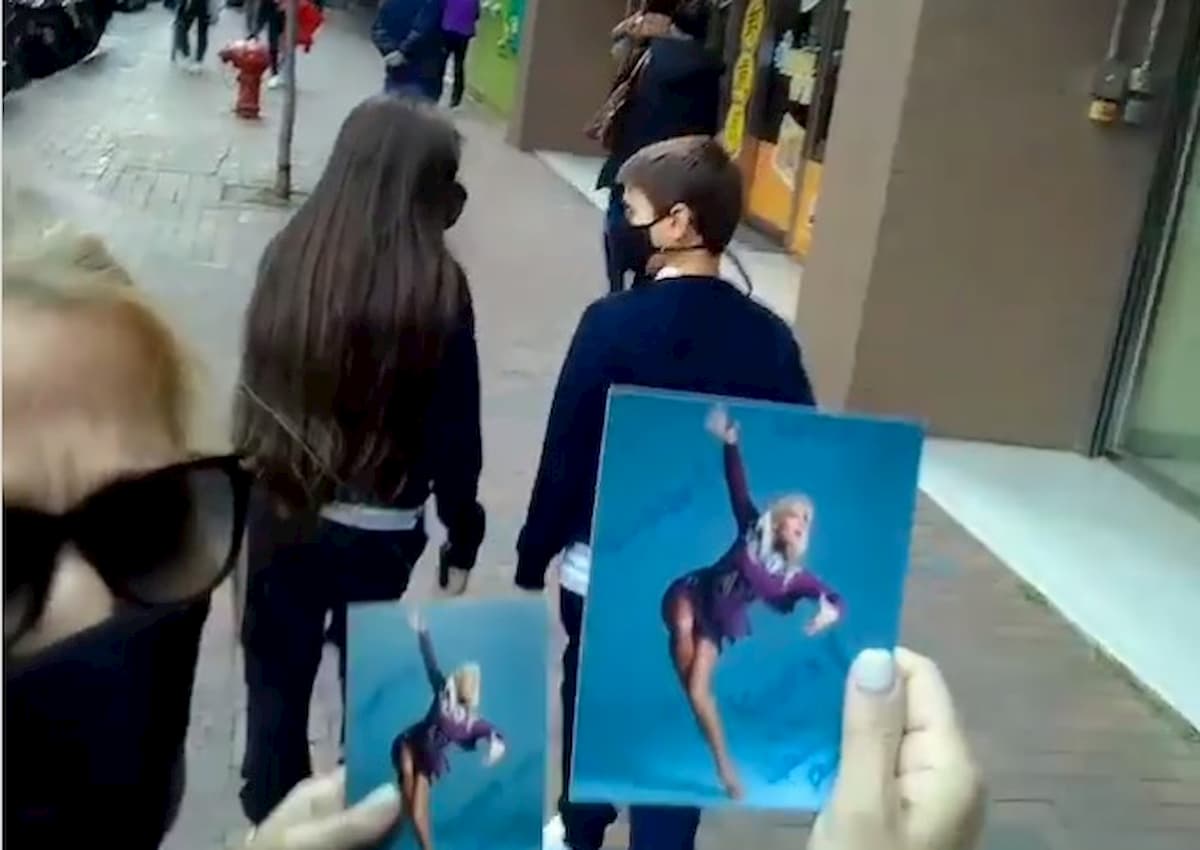 Heather Parisi invia cartoline da Hong Kong, c'è chi l'accusa: "Così ci mandi il coronavirus"