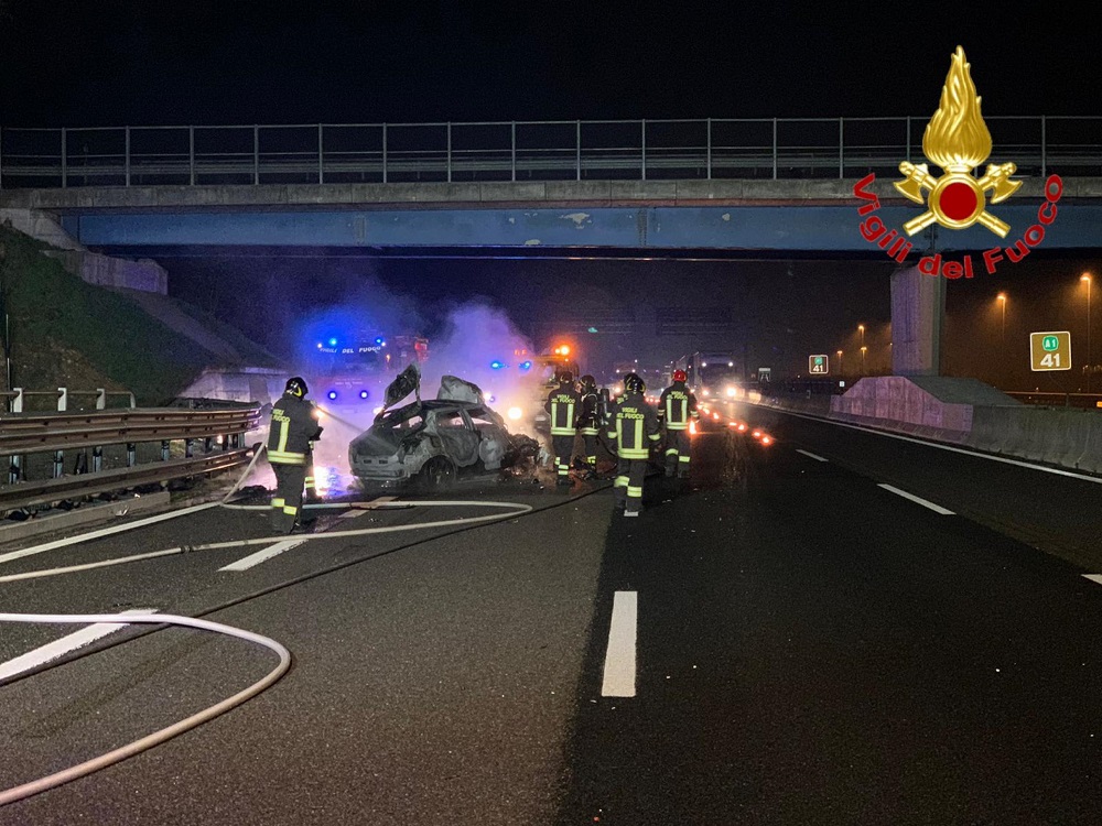 Auto sbanda sull'A1 a Lodi, muore 21enne. Automobilisti distratti dal treno deragliato