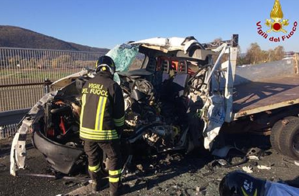 A4, scontro tra furgone e tir. Un morto e 7 km di coda vicino Villafranca