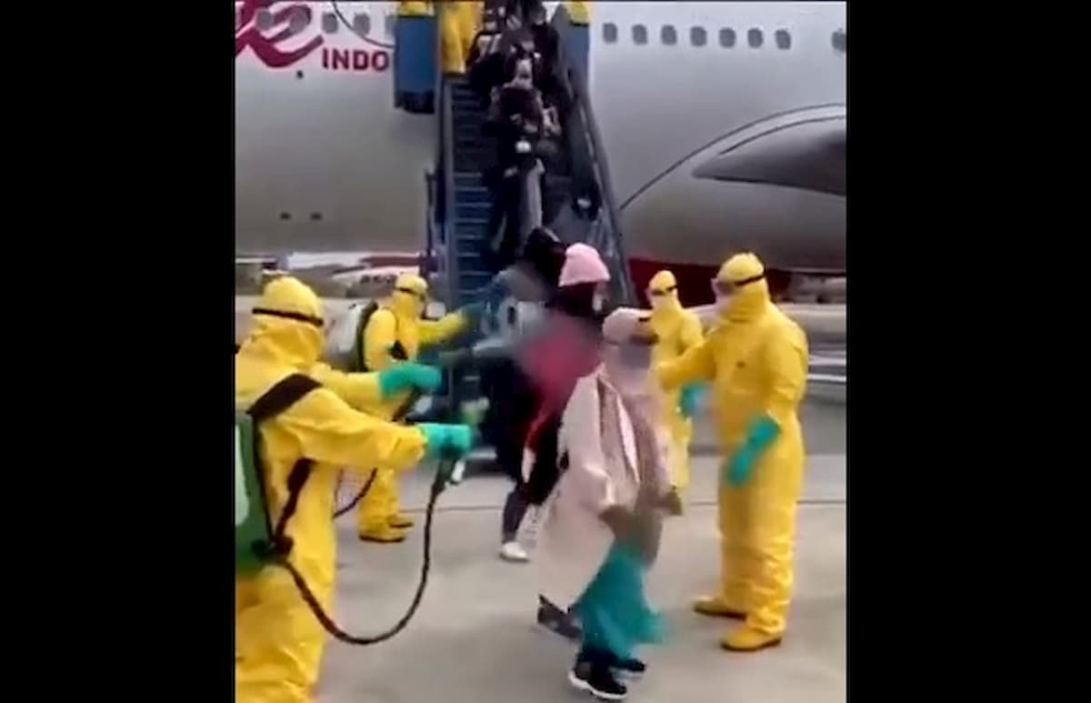 Indonesia, disinfettante sui passeggeri dell'aereo arrivato da Wuhan VIDEO