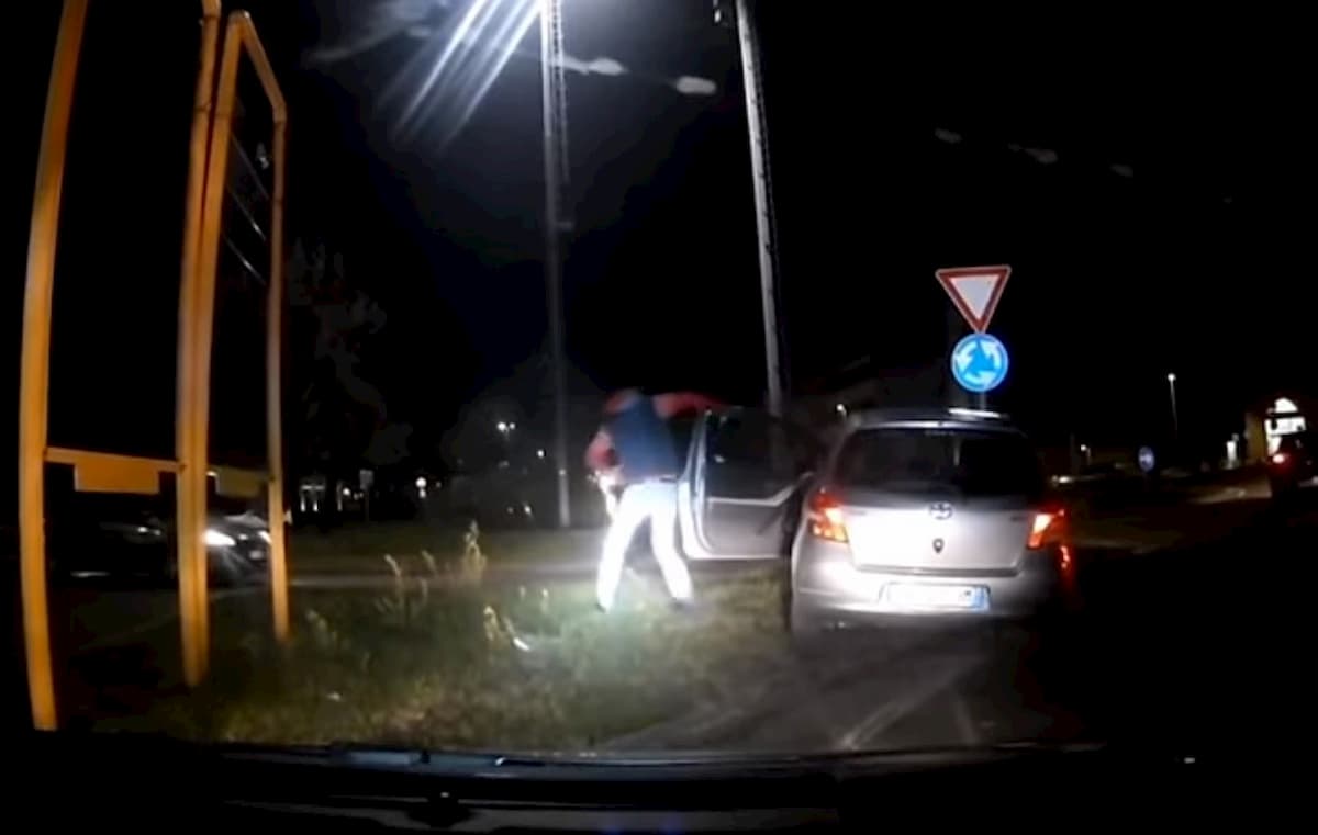 Inseguimento ad alta velocità tra carabinieri e pusher: arrestato, aveva 149 grammi di cocaina VIDEO