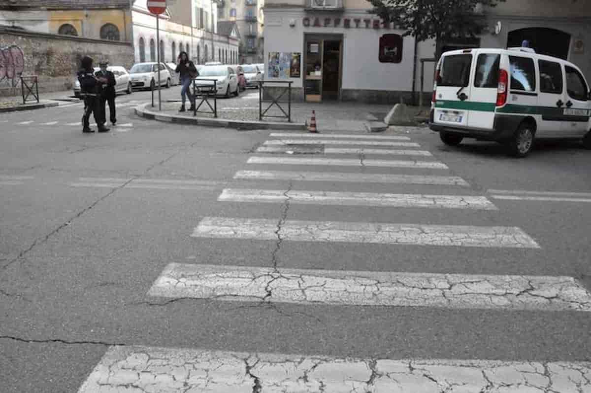 Ivrea, auto investe due donne (zia e nipote) sulle strisce pedonali: una muore, l'altra è grave