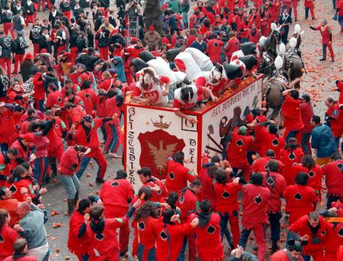 Scandalo al Carnevale di Ivrea: dal Generale messaggi spinti alla Vivandiera. Lei si dimette, lui viene destituito