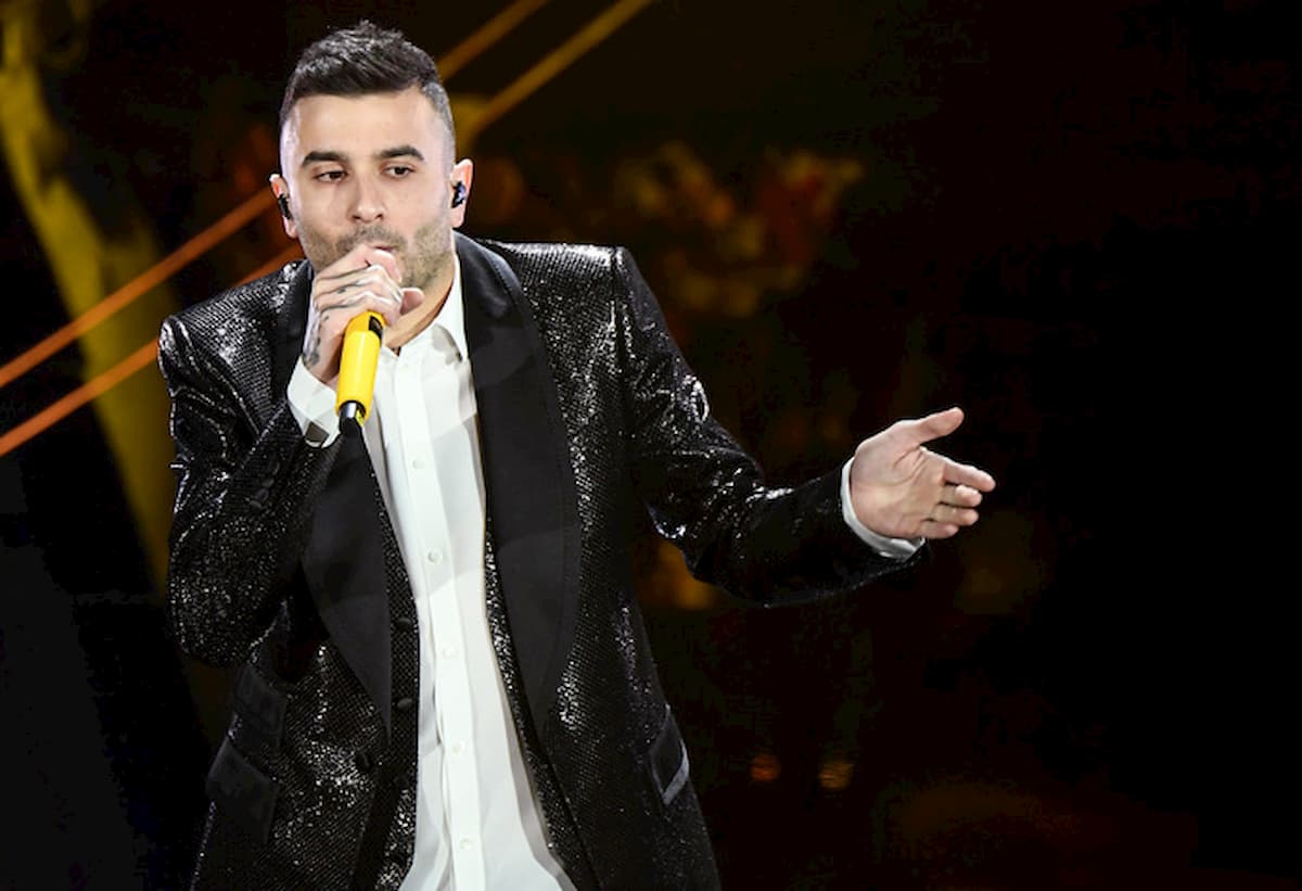 Junior Cally svela la sua malattia: "Convivo con la piastrinopenia". E sulla maschera...