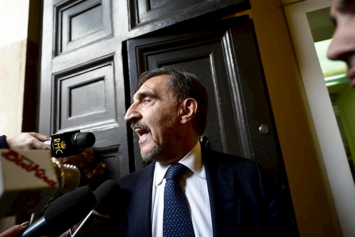 Coronavirus, La Russa ci ride sopra: "Saluto romano contro il contagio" su Twitter. Poi dà la colpa al collaboratore...