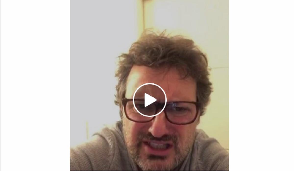 Leonardo Pieraccioni scherza sulla raccolta differenziata: "Non ci ho capito un c… Ora faccio una buca e..." VIDEO