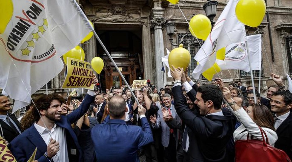 M5S in piazza contro i vitalizi. Manifestanti non vogliono alleanza col Pd