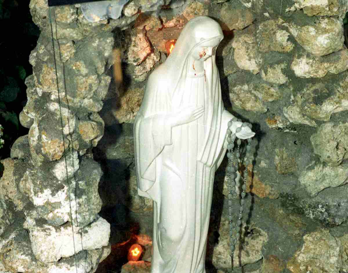 Madonna di Civitavecchia, un uomo rivela a Porta a Porta: "Ho sporcato io di sangue la statua"