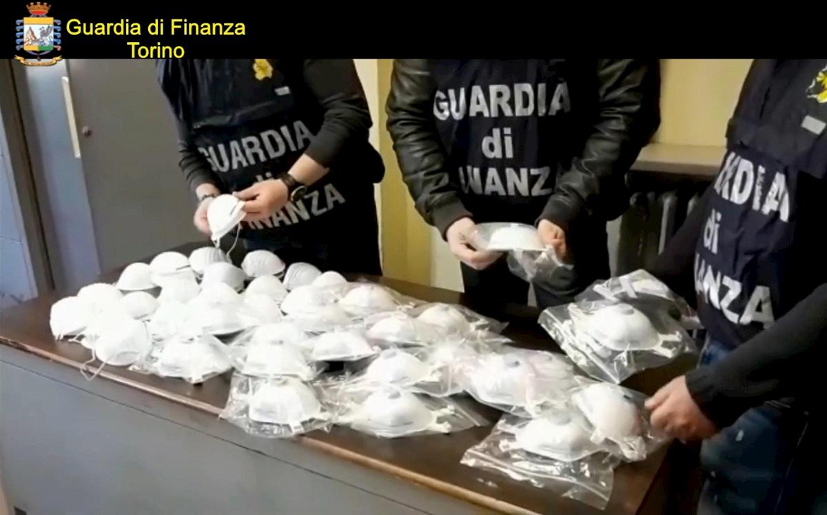 Coronavirus, mascherine su eBay a 5mila euro22