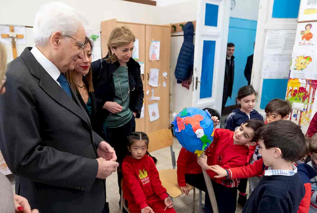 Il presidente della Repubblica Mattarella tra i bimbi cinesi, lui sì che ha isolato il virus