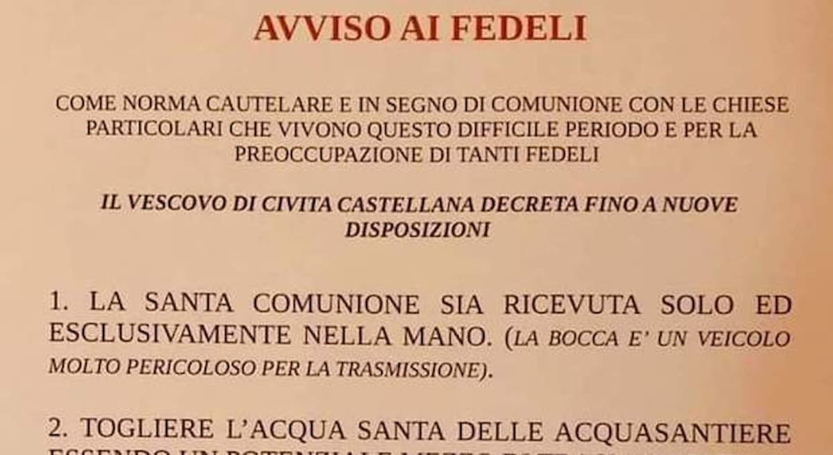 La Santa Messa ai tempi del coronavirus: acquasantiere vuote e niente mani per ostia, segno di pace e Padre Nostro