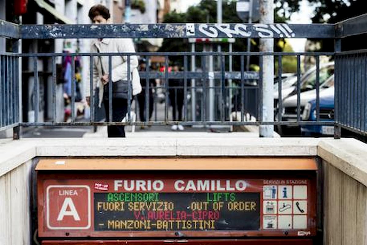 Roma, si rompe un gradino delle scale mobili alla fermata metro Furio Camillo